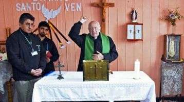 Cardinal Ricardo Ezzati blessing the new tabernacle.