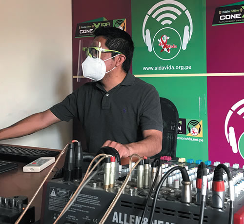 Victor of “Sí da Vida” at the controls of the center’s radio station