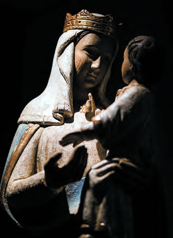 Statue of the Virgin Mary holding baby jesus