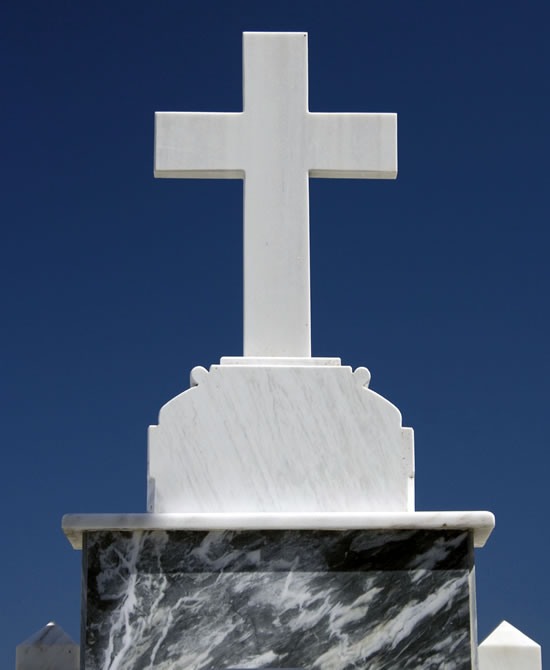 Celtic Cross stands over an empty grave in the<br />
burial plot behind the cathedral in Chuncheon