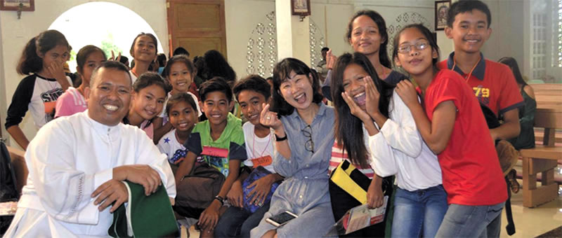 Sihyeon and Columban Fr. Rolly with a youth group in the Philippines