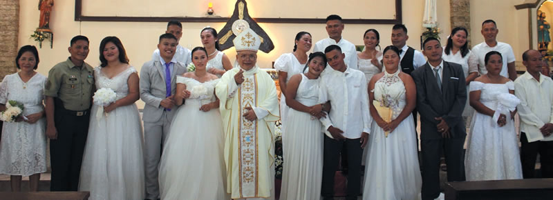 Bishop Edwin De la Peña with the ten couples who were married on the same day at San Isidro La