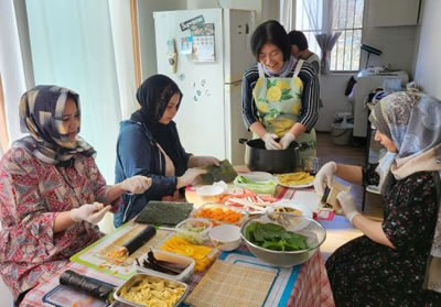 Columban lay missionary Lee Kyung Ja, Christina, prepares a meal with friends.