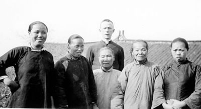Columban priest with Chinese women