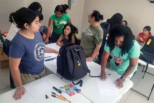 Voluneers helping migrant children in Cuidad Juarez