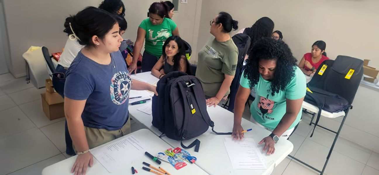 Voluneers helping migrant children in Cuidad Juarez